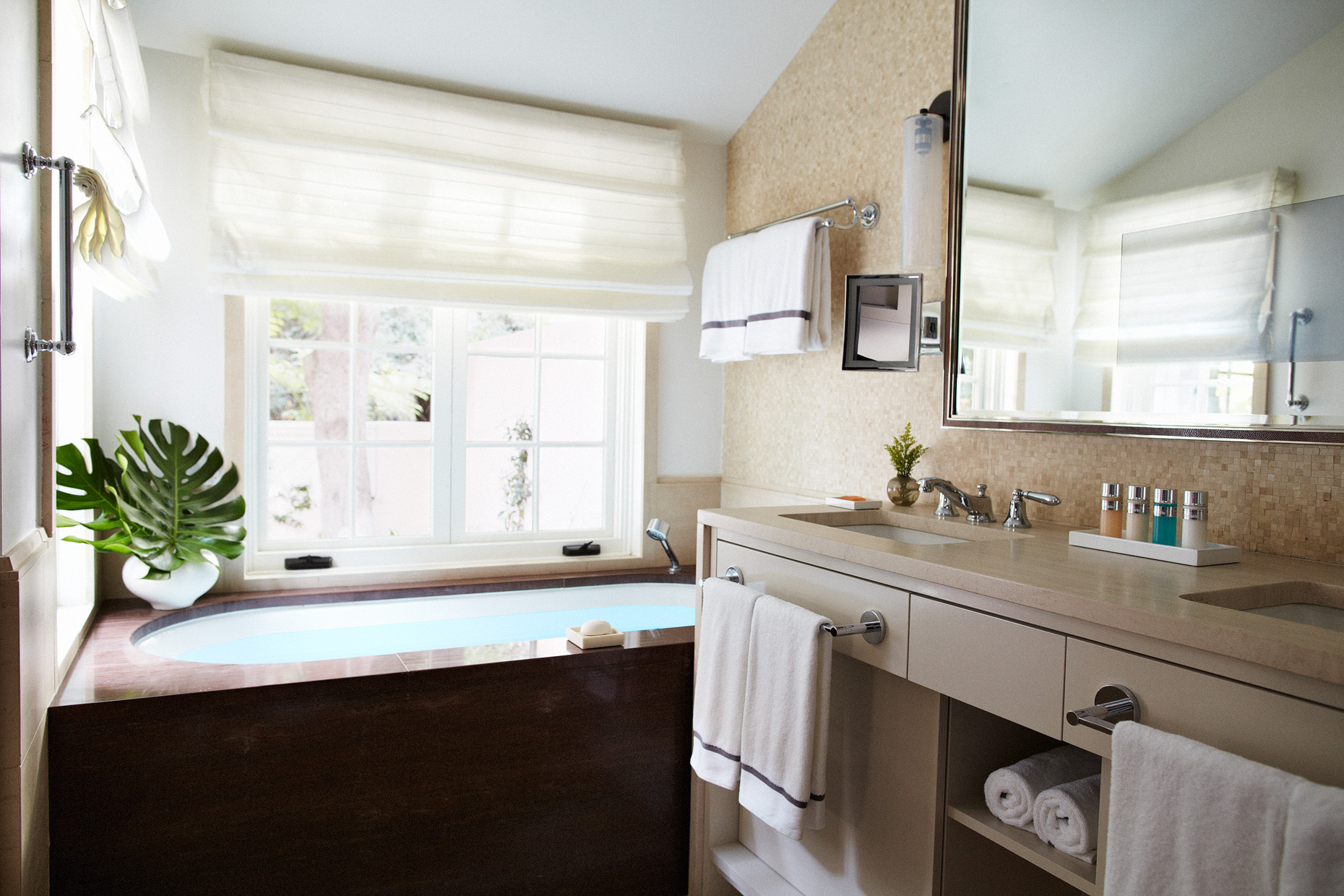 18-grand_suite_bathroomA
